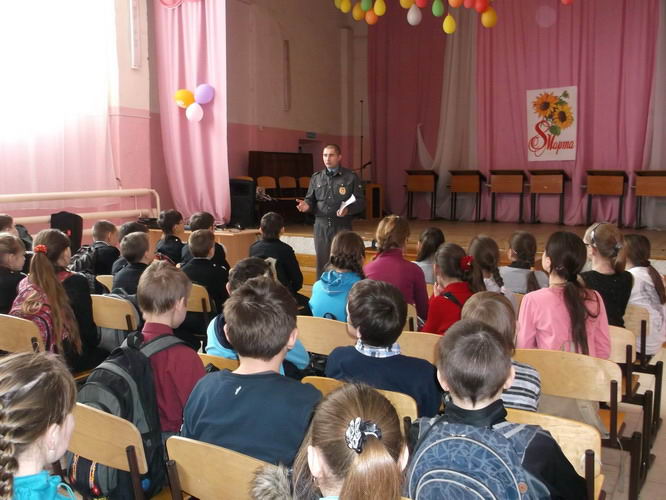 В рамках антинаркотической акции «Сообщи, где торгуют смертью» в МБОУ «Шемуршинская СОШ» прошла встреча учащихся с сотрудниками полиции